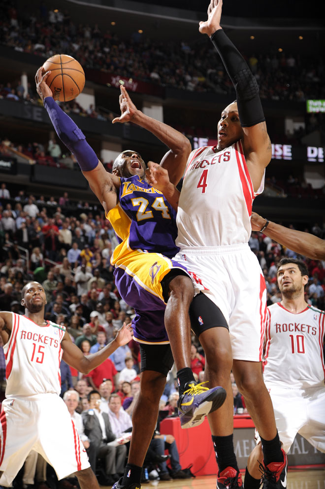 Kobe Bryant anot 39 puntos pero no pudo evitar la derrota de los Lakers ante los Rockets.