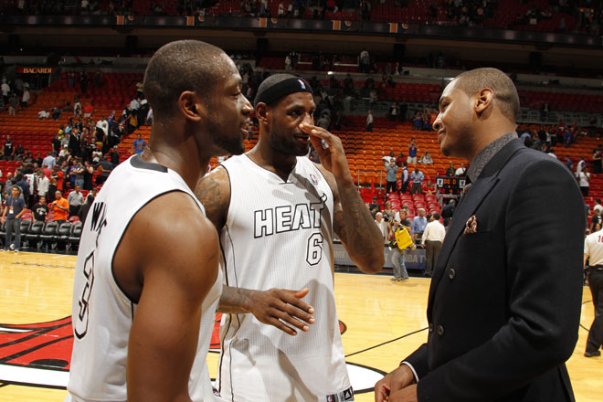 Dwayne Wade y LeBron James charlando con Carmelo Anthony, que no pudo jugar el partido, en los prolegmenos del partido que los Heat perdieron contra los Knicks en Miami
