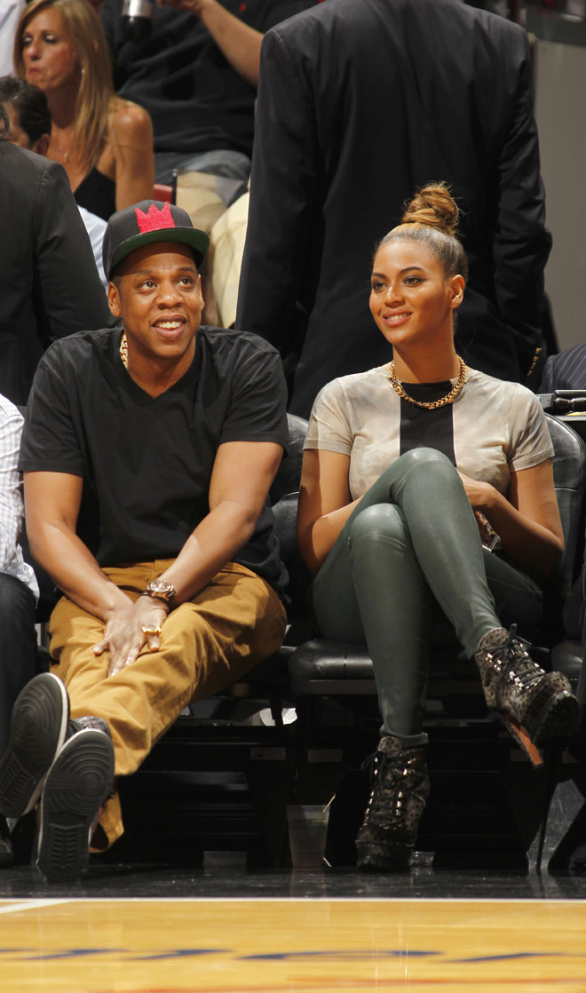 Los cantantes Jay Z y Beyonce Knowles, copropietarios de los Nets, disfrutaron a pie de pista en Miami del triunfo de los Heat ante los Hawks.