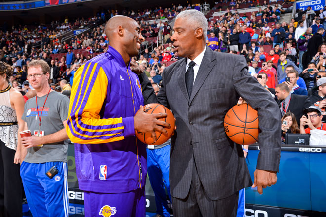 Kobe Bryant saludando a pie de pista a Julius Erving en los prolegmenos del partido que los Lakers ganaron a los Sixers.