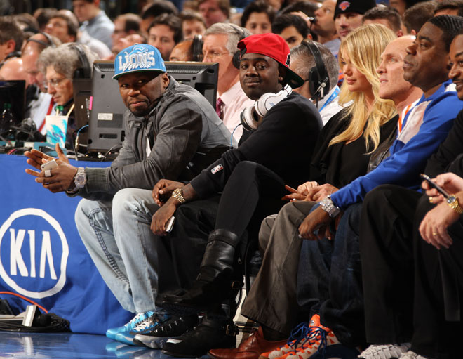 El rapero 50 Cent y la modelo Kate Upton, una de las fijas en los partidos de la NBA, disfrutaron del partido entre Knicks y Rockets a pie de pista del Madison.