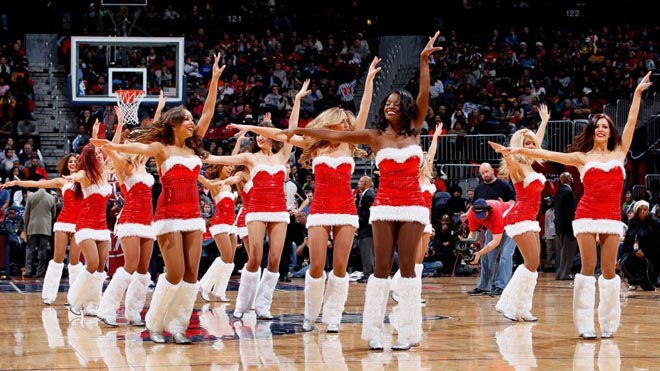 Las cheerleaders de los Hawks animan a sus fieles seguidores vestidas de Mama Noel