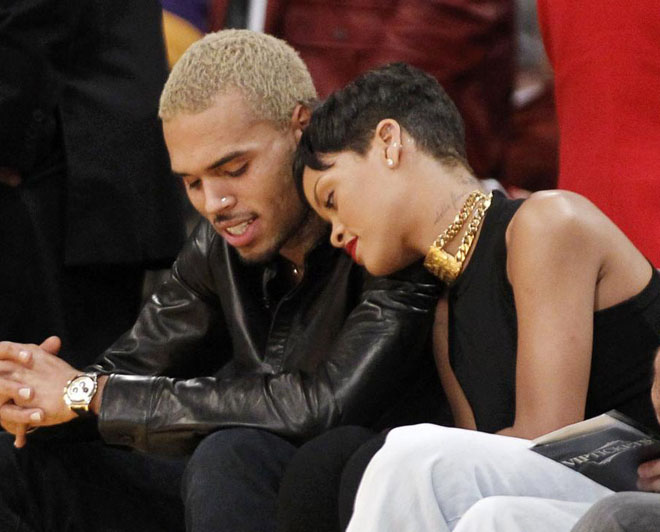 Duelo de divas en el Staples. Rihanna acudi al Lakers-Knicks y horas despus era Kim Kardashian quien centraba la atencin en la fila VIP del Clippers-Nuggets. Rihanna estuvo acompaada por su ex pareja Chris Brown. Han vuelto?