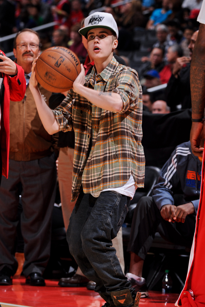 Justin Bieber fue la estrella de la noche en el Stapples, eclipsando incluso a los enrachados Clippers. Aunque debe mejorar su mecnica de tiro.