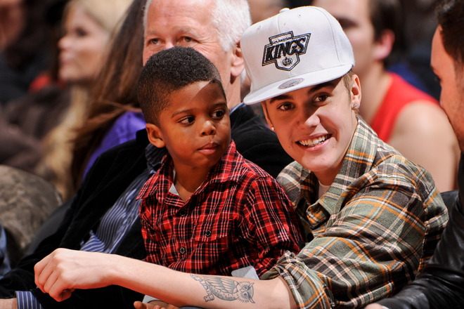 El hijo de Chris Paul apenas prest atencin al partido de su padre. En la grada estaba su dolo, Justin Bieber, con quien termin viendo el partido.