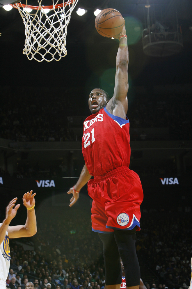 Thadeus Young fue el protagonista del mate de la noche en la NBA. El jugador de los Sixers record a Jordan saltando desde su casa para meterla.