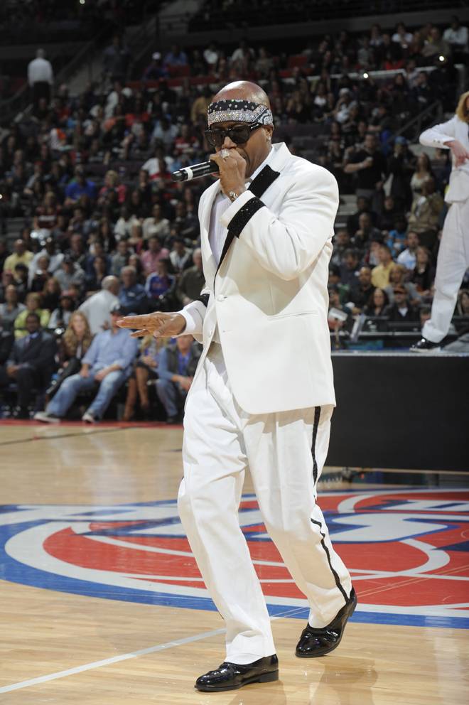 La estrella musical de principios de los 90, M.C. Hammer, fue el encargado de amenizar el partido en Detroit y sirvi de inspiracin a los Pistons para vencer a los Heat a pesar de no lucir sus famosos bombachos.