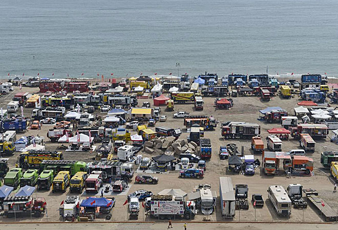 Vista area del parking cerrado del Dakar sobre la playa peruana de la Magdalena.