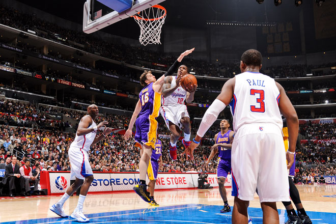 Eric Bledsoe entrando a canasta ante la intimidadora presencia de Pau Gasol en el partido que los Clippers ganaron a los Lakers.
