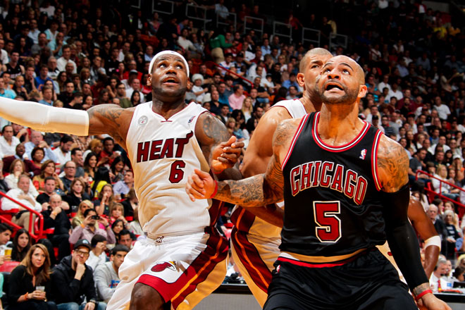 LeBron James y Carlos Boozer luchando por la posicin en el partido que los Bulls ganaron a los Heat.