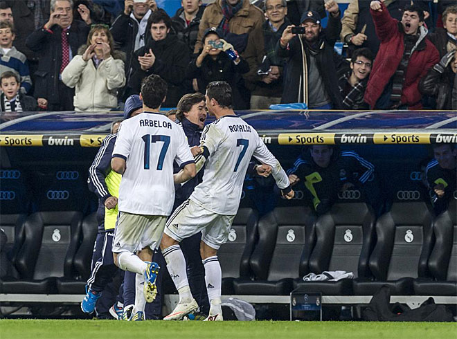 Cristiano celebra uno de sus goles con el banquillo madridista.