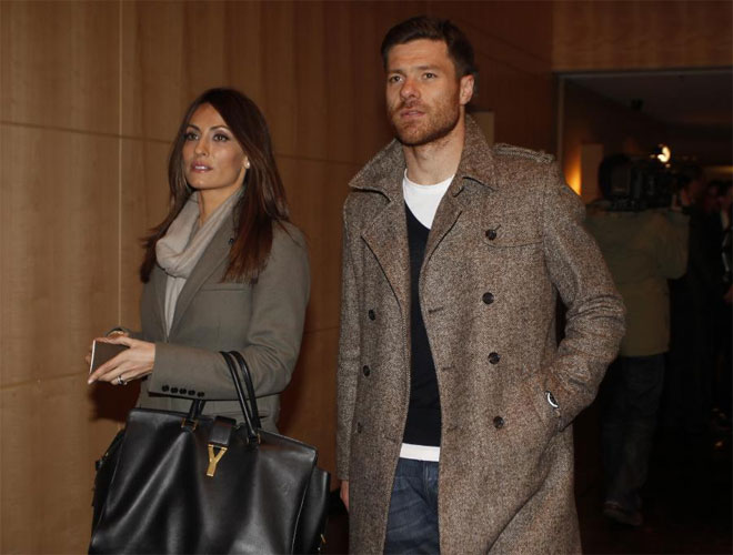 El jugador del Real Madrid y Espaa, con su esposa.