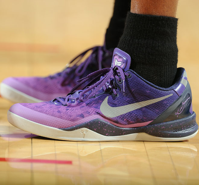 Kobe Bryant luciendo sus flamantes zapatillas durante la derrota de los Lakers en la cancha de los Rockets.