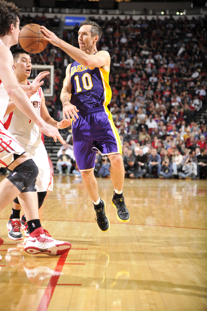 Steve Nash alcanz sus 10.000 asistencias en su carrera en la NBA durante la derrota de los Lakers ante los Rockets.