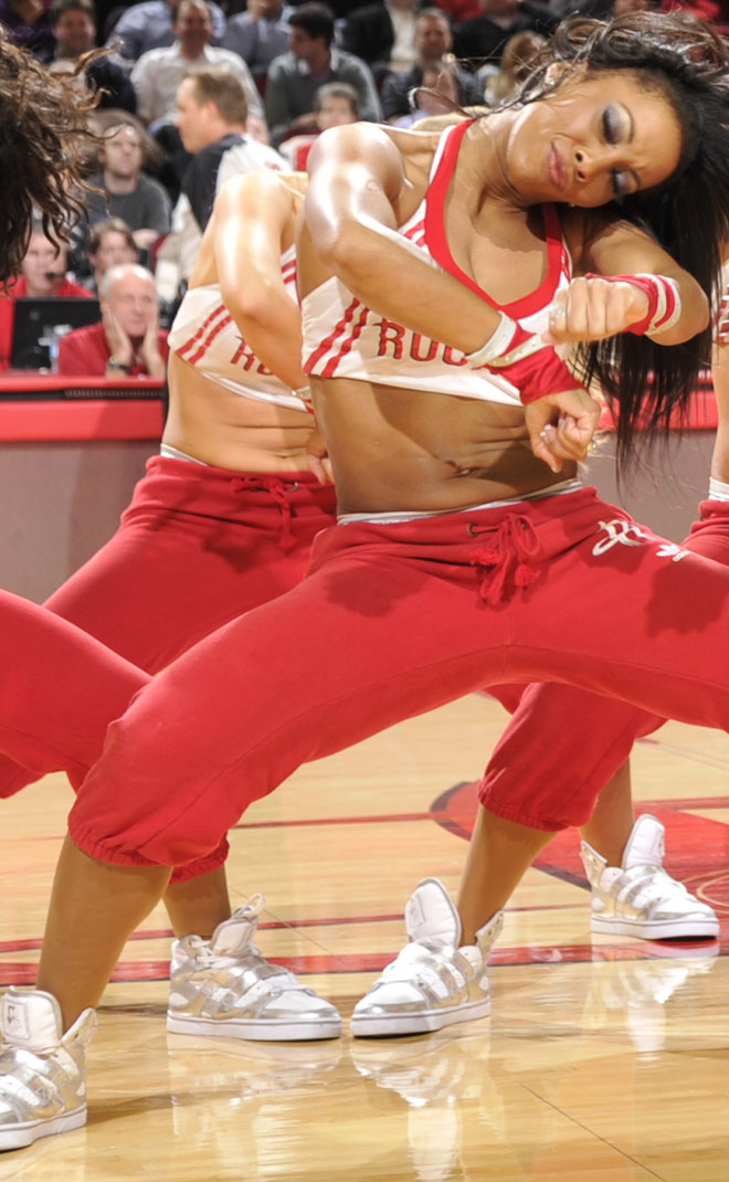 Las cheerleaders de los Rockets animaron de los lindo a su equipo para que ganasen a los Lakers.