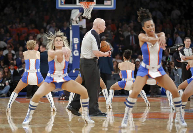 Al rbitro le sorprende la actuacin de las animadoras de los Knicks y no sabe como salir de ah. Le falta ponerse a bailar