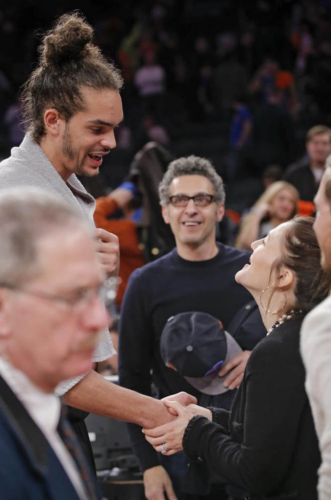 Noah saluda a Drew Barrymore en el Madison Square Garden ante la mirada de Turturro