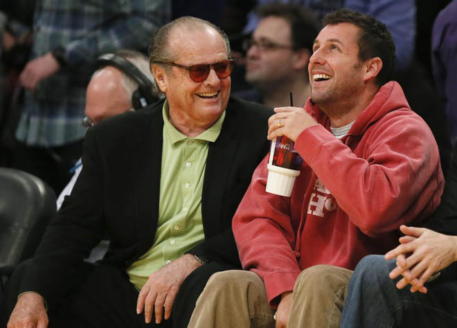 Jack Nicholson y Adam Sandler bromean y se rin en el Staples. Luego, a Nicholson se le acab la paciencia con sus Lakers y abandon el pabelln en plena debacle