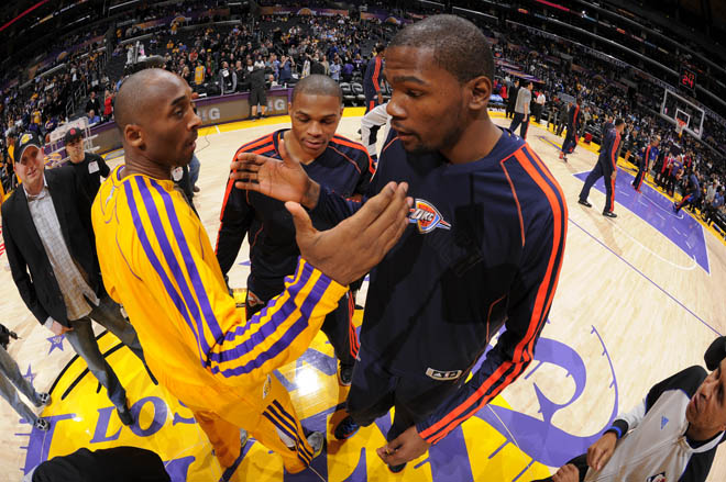 Kobe y Durant se saludan antes del lakers-Thunder. Dos de los jugadores ms letales del planeta. Quin es ms venenoso?
