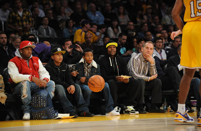Floyd Mayweather asisti a la nueva debalce de los Lakers. Con sus papeles en la mano parece pedir un autgrafo en pleno partido