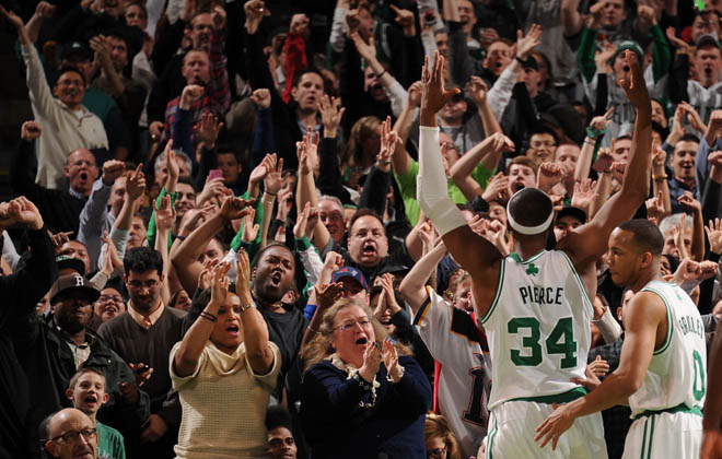 Los aficionados de los celtics celebran por todo lo alto las gestas de Paul Pierce