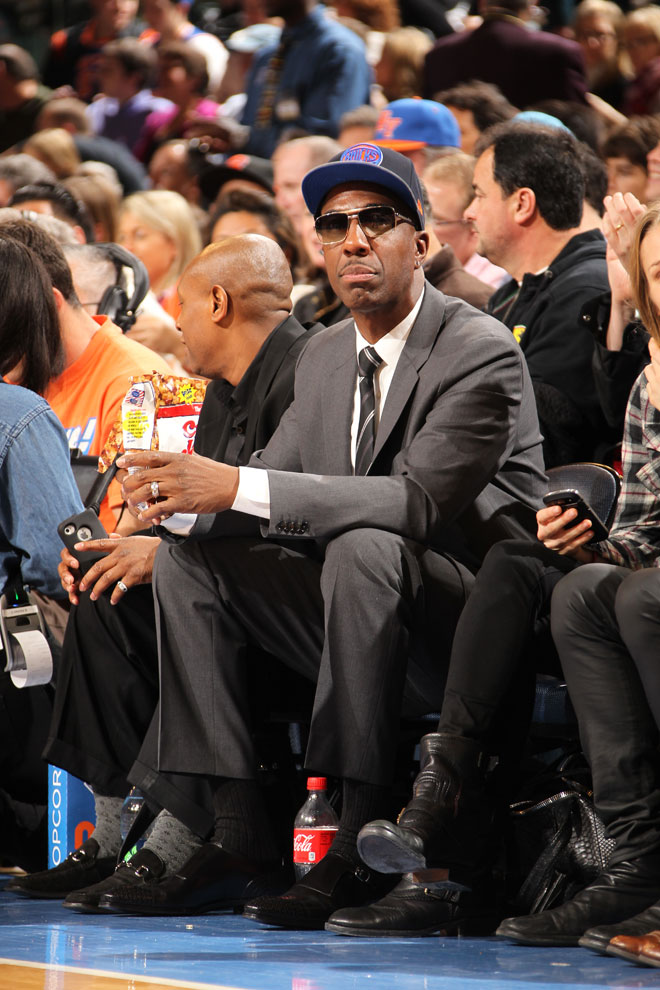 El actor Leon Black presenciando a pie de pista del Madison el partido entre Knicks y Hornets.