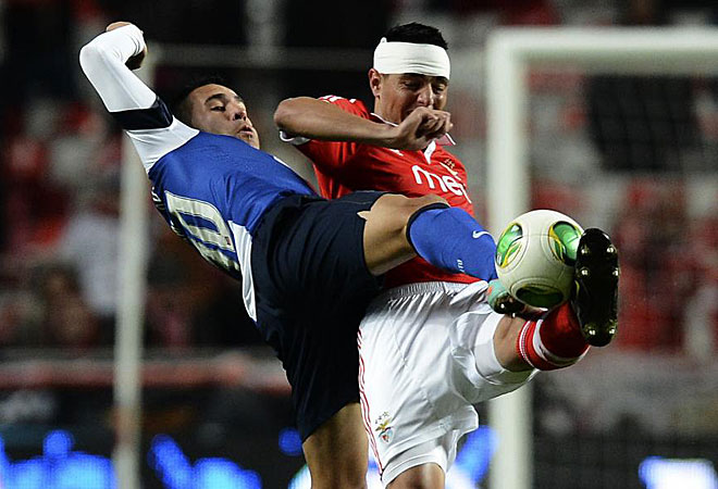 El central argentino del Oporto Nicols Otamendi protagoniz un feroz duelo con el delantero paraguayo del Benfica scar Cardozo.