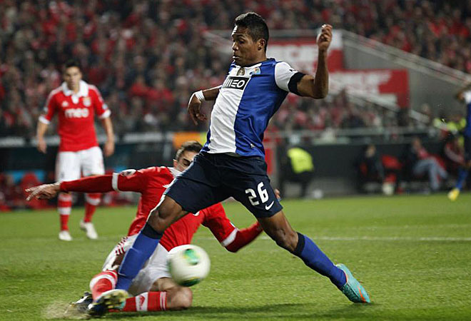 El lateral brasileo del Oporto Alex Sandro tuvo que lidiar en la banda izquierda con el extremo argentino del Benfica Eduardo Salvio, uno de los mejores de la noche.