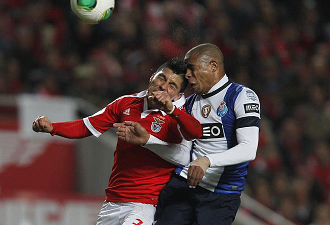 El argentino del Benfica Enzo Prez y el brasileo del Oporto Fernando protagonizaron un vibrante duelo en el centro del campo.