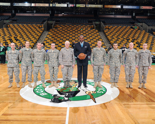Cedric Maxwell, leyenda de los Celtics, junto a militares estadounidenses en los prolegmenos del partido que gan Boston a los Bobcats.