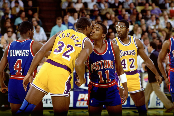 Magic Johnson saludando a Isiah Thomas en uno de los clsicos duelos entre Lakers y Pistons.