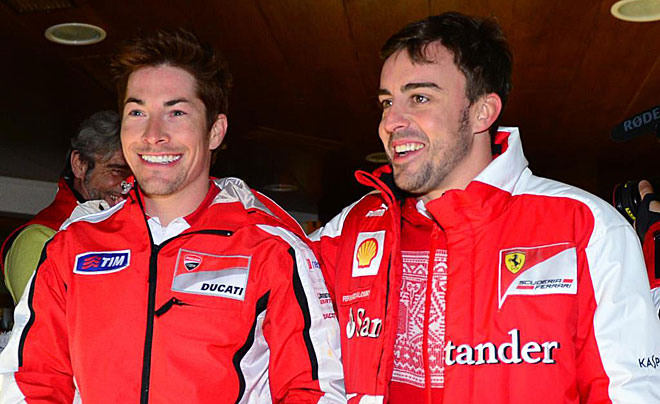 Tras provocar las risas de todo el mundo, Hayden y Alonso comentaron la 'jugada'.