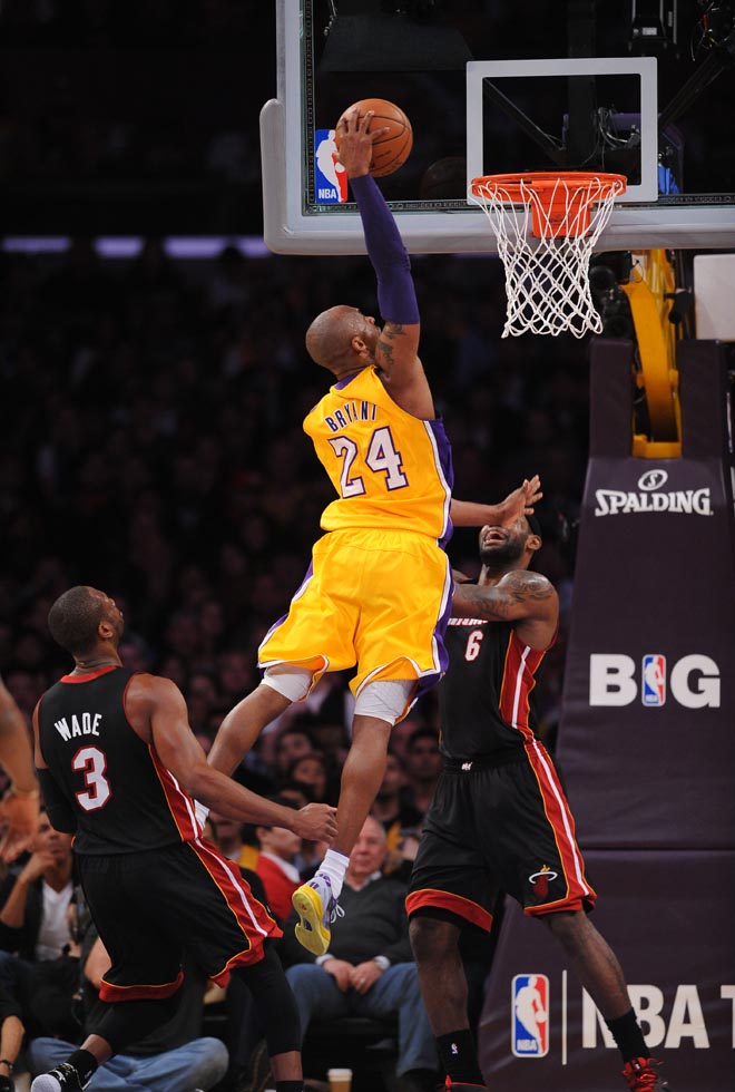 Kobe Bryant machaca ante LeBron James. No pasan los aos por Kobe