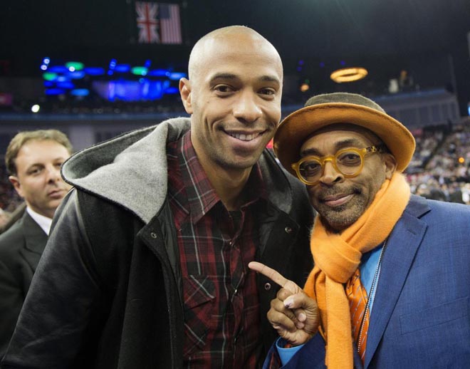 El jugador galo y el cineasta posan en el partido entre Detroit y 'sus' Knicks en Londres
