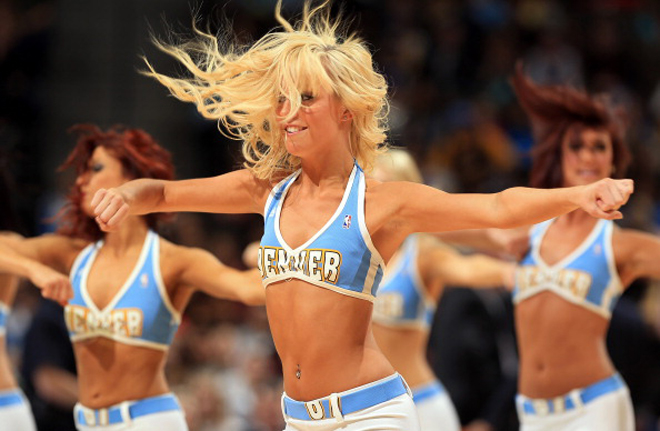 Las cheerleaders de los Nuggets, luciendo piercing ombliguero, durante la derrota de su equipo contra los Wizards.