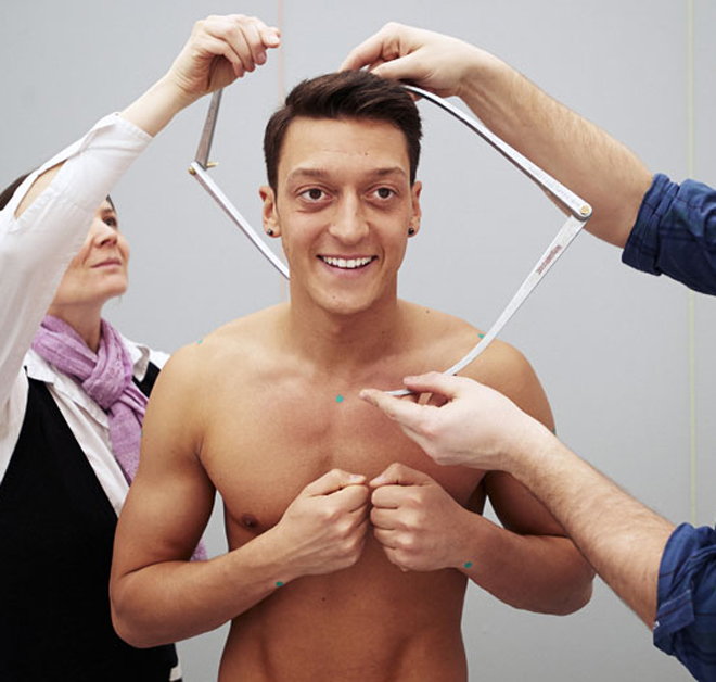 To make the wax figure of the German as realistic as possible, his entire body is measured: his hair, his muscles, his clothes… everything is sized up.