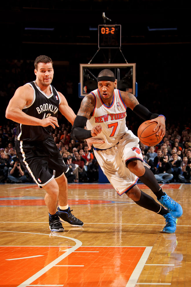 Carmelo Anthony superando a Brook Lopez en el partido que los Knicks perdieron contra los Nets en el Madison.