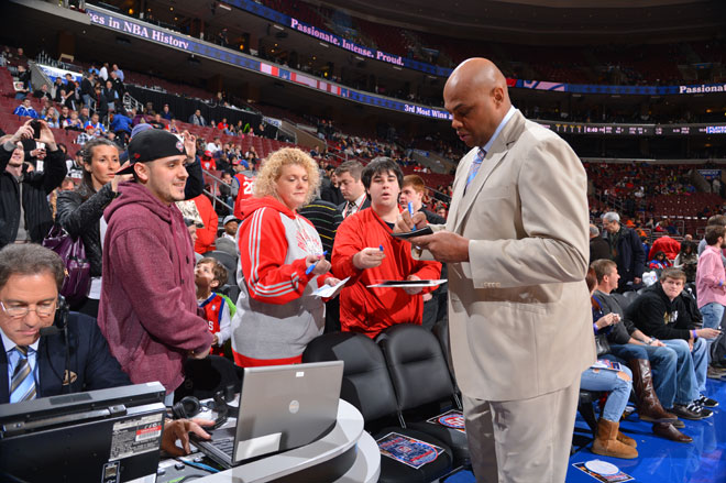 El legendario Charles Barkley firmando autgrafos en Filadelfia en los prolegmenos del partido entre Sixers y Spurs.