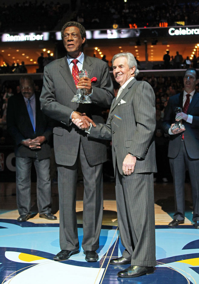 El legendario Elgin Baylor recibiendo el premio Martin Luther King en los prolegmenos del partido entre Grizzlies y Pacers.