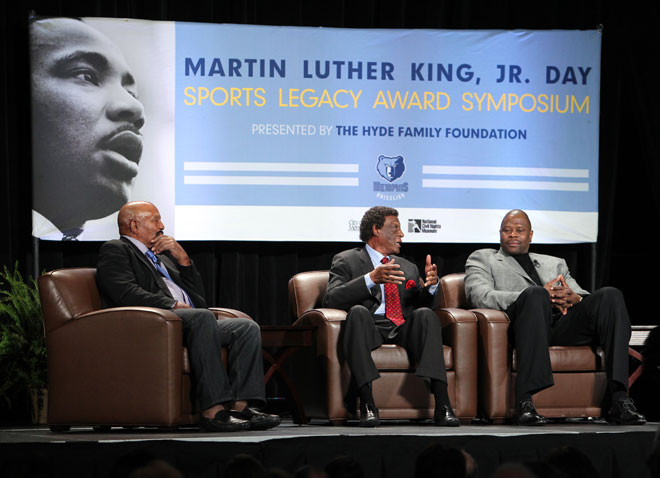 Las leyendas de la NBA Pat Ewing y Elgin Baylor recibieron los premios Martin Luther King junto al mtico jugador de la NFL Jim Brown.