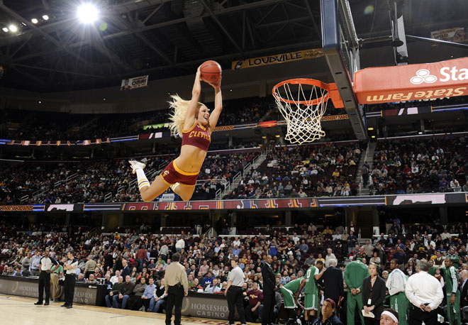 Una de las cheerleaders de los Cavaliers jugndose el tipo durante el partido que su equipo gan a los Celtics.