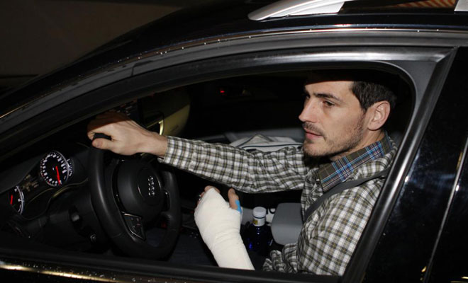 Tras aterrizar de Valencia, Iker Casillas se dirigi al Hospital Sanitas La Moraleja para someterse a unas pruebas radiolgicas tras lesionarse en la mano.