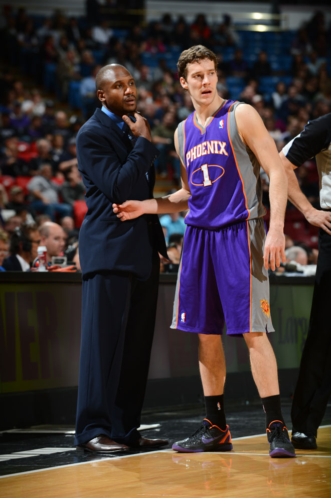 Lindsey Hunter, nuevo entrenador de los Suns, dando instrucciones a Goran Dragic durante el partido que Phoenix gan en Sacramento.