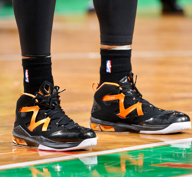 Una visin cercana de las Nike Melo Jordan que luci Carmelo Anthony durante el partido entre Knicks y Celtics.