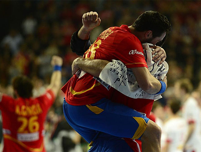 Valero Rivera no pudo disimular la emocin y se fundi en un gran abrazo con su hijo al final del partido.