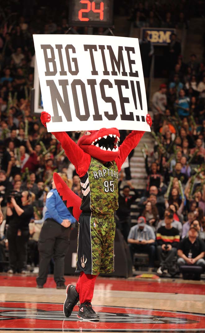 La mascota de los Raptors pide ruido y ms ruido a la aficin para calentar el partido