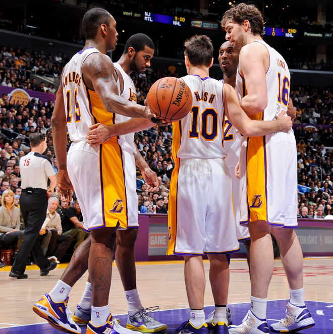 Las estrellas de los Lakers han decidido dar un paso adelante y solucionar la crisis de juego y resultados que vivan.