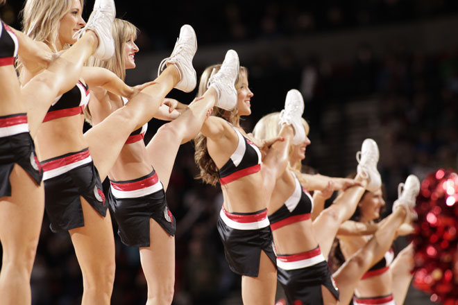 Las cheerleaders de los Blazers animaron a su equipo a ganar a los Mavericks.
