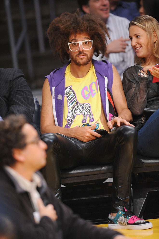 El cantante RedFoo de LMFAO fue uno de los rostros populares que se vieron en el Staples durante el partido entre Lakers y Hornets.