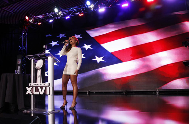 La clebre Beyonce, esposa del copropietario de los Nets Jay Z y fiel seguidora del equipo de Brooklyn, present a lo grande la XLVII Super Bowl de la NFL que se disputar en Nueva Orleans y que enfrentar a los San Francisco 49ers con los Baltimore Ravens.